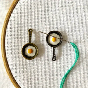 2pc Fried Egg Needle Minders magnetic needle holder 32mm